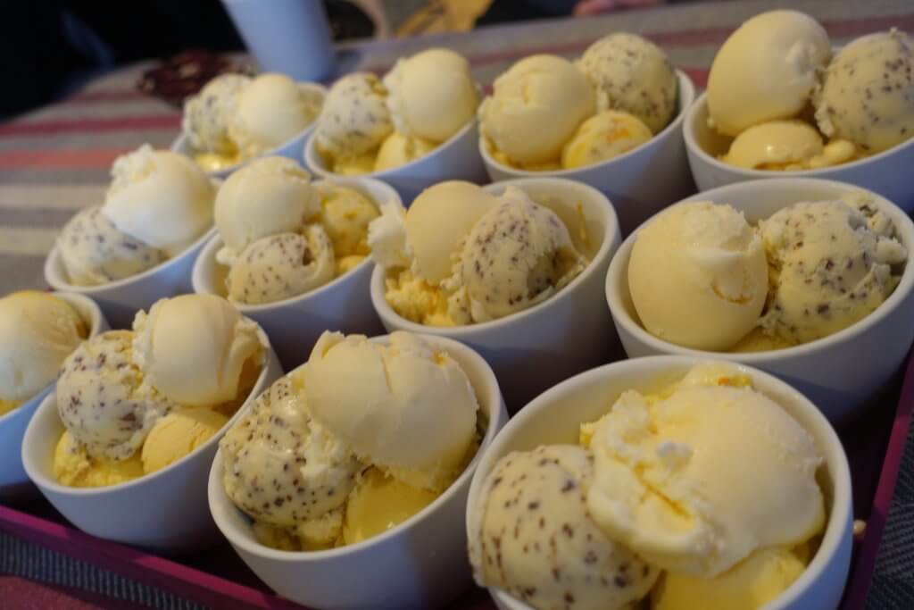 Cups of Gogelmogels ice cream on a tray.
