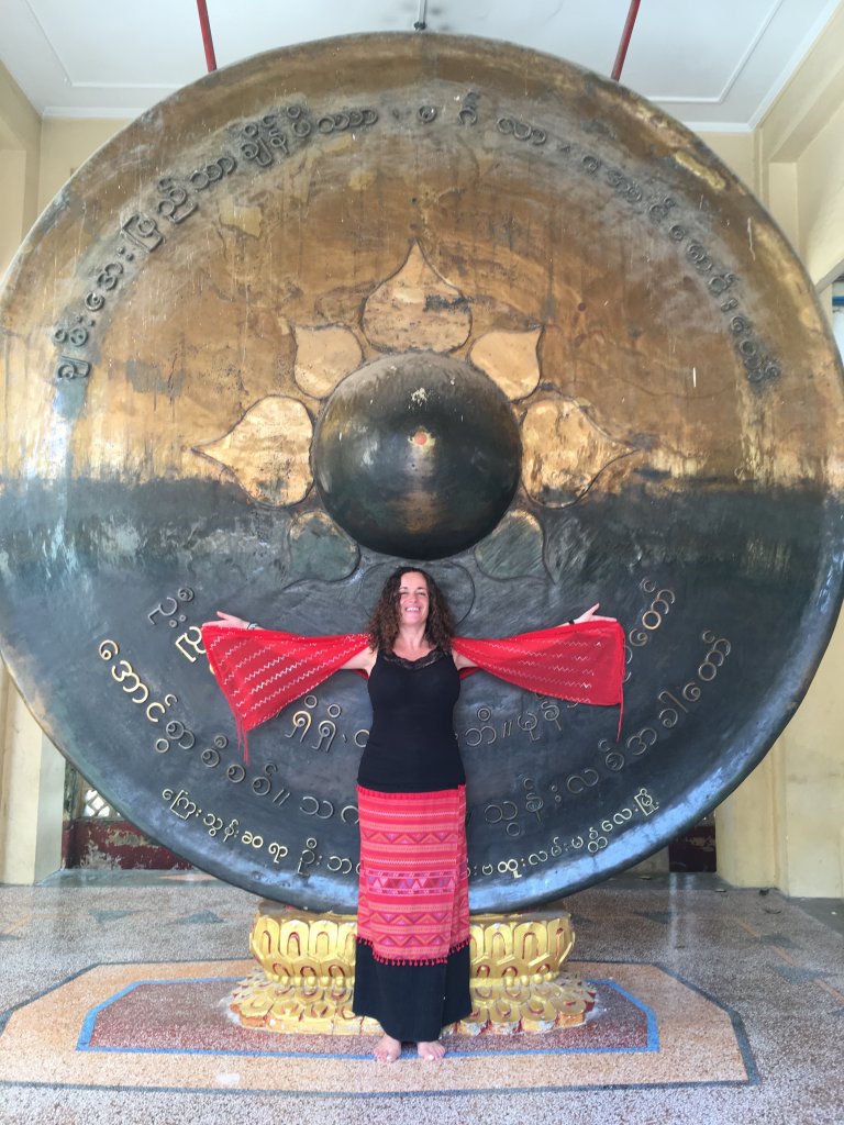 Pilar leaning of the giant Gong inside the Mahamuni pagoda