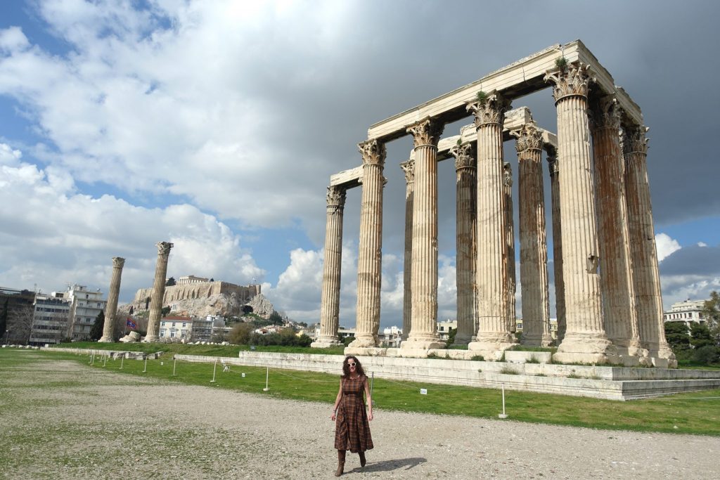 Pilar in front of the Olympian Zeus temple. The sky is cluody and it looks like is going to rain 