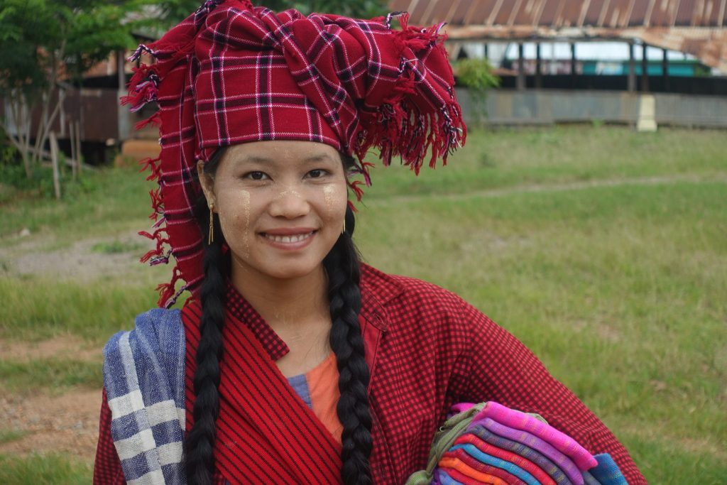 Pa'O woman selling scarfs at Indein village