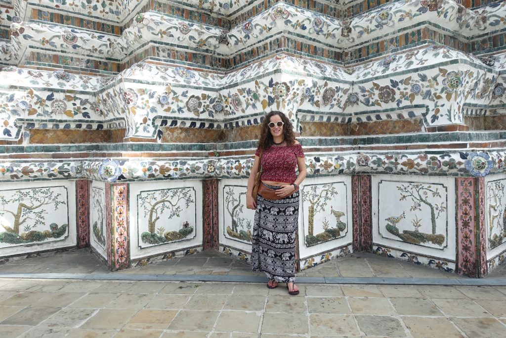 Pilar at the Wat Arun temple at a wall with white and pastel color ornates