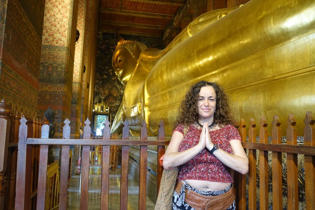 Pilar in prayer and the reclining Buddha in Wat Pho on the back