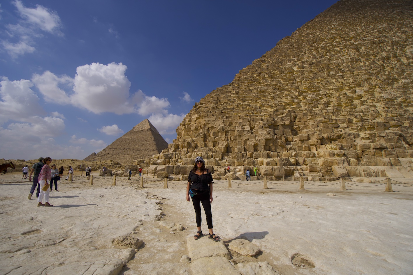 Pilar with a view of the Khufu and Mekerinos Pyramids behind