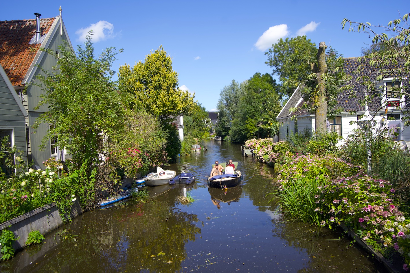 A view of one of the Broek in Waterland canals in the Summer time and some houses