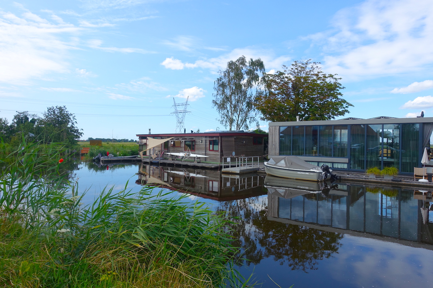 Houseboats with reflections on the water on the outskirts of Broek in Waterland