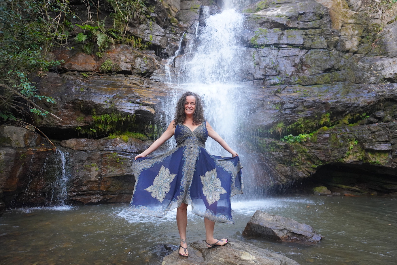 Pilar with a very nice blue dress expanded in the Uluguru mountains, Choma waterfall