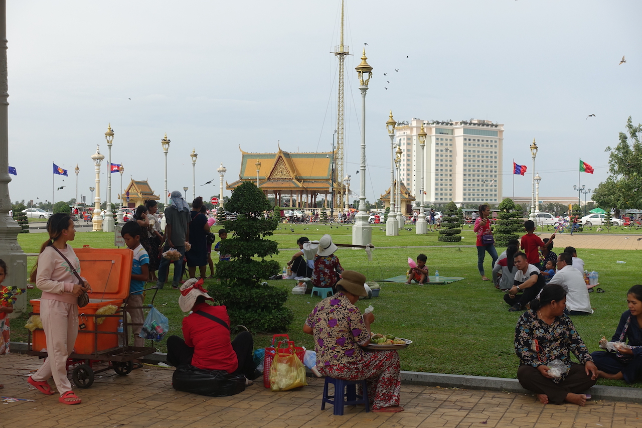 Streets of Phnom Penh with street food vendors and a partk