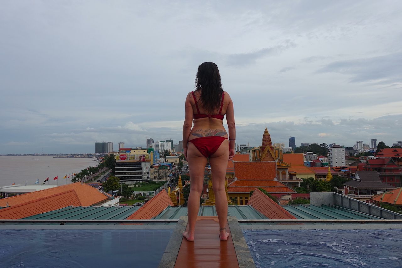 Pilar standing at the roof pool of the Ohana hotel