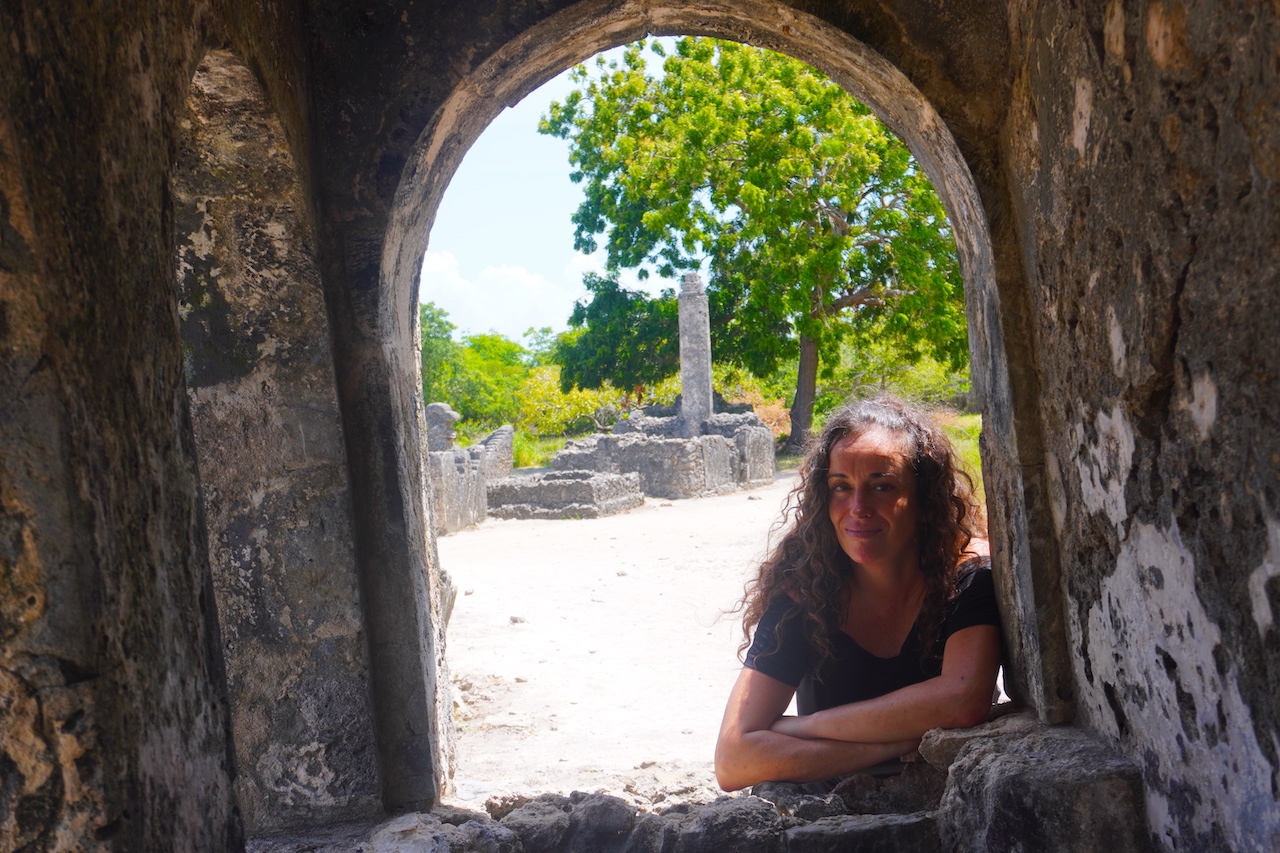 Pilar on an arch in Kaole ruins