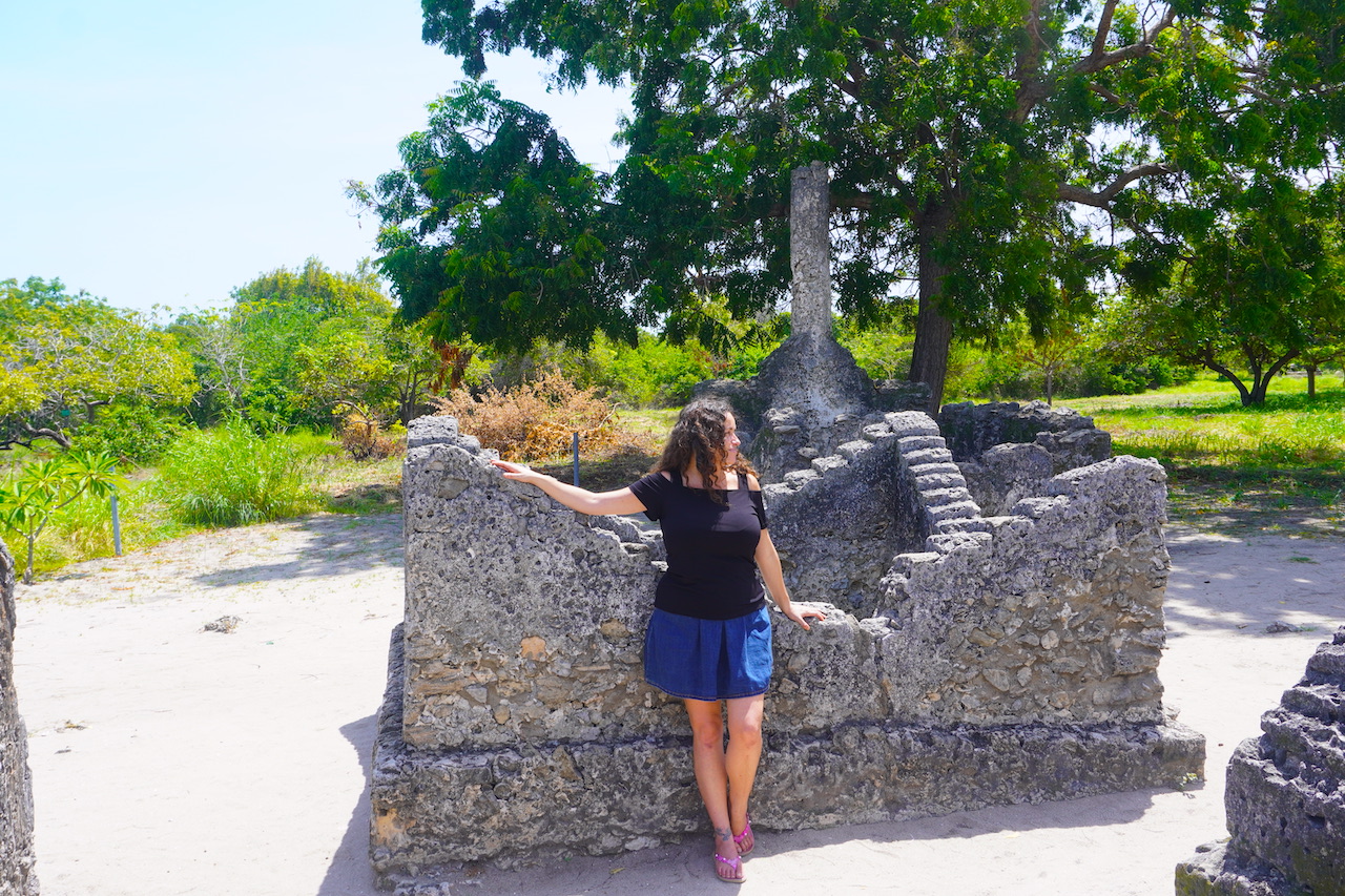 Pilar leaning on a grave in the Kaole Ruins