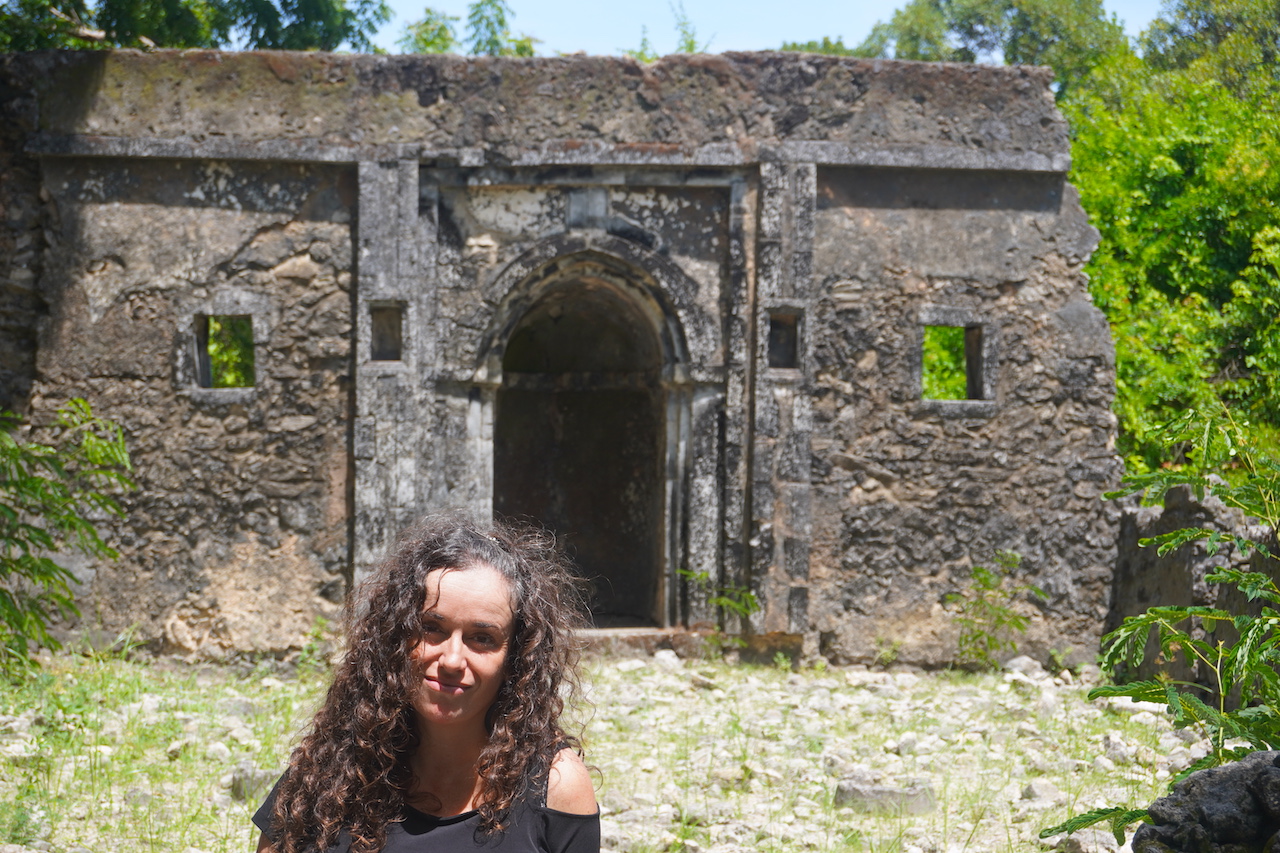 Pilar and a building on the back of the Kaole ruins