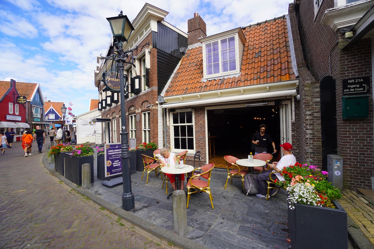 Restaurant Spaander and outdoor terrace on De Dijk in Volendam