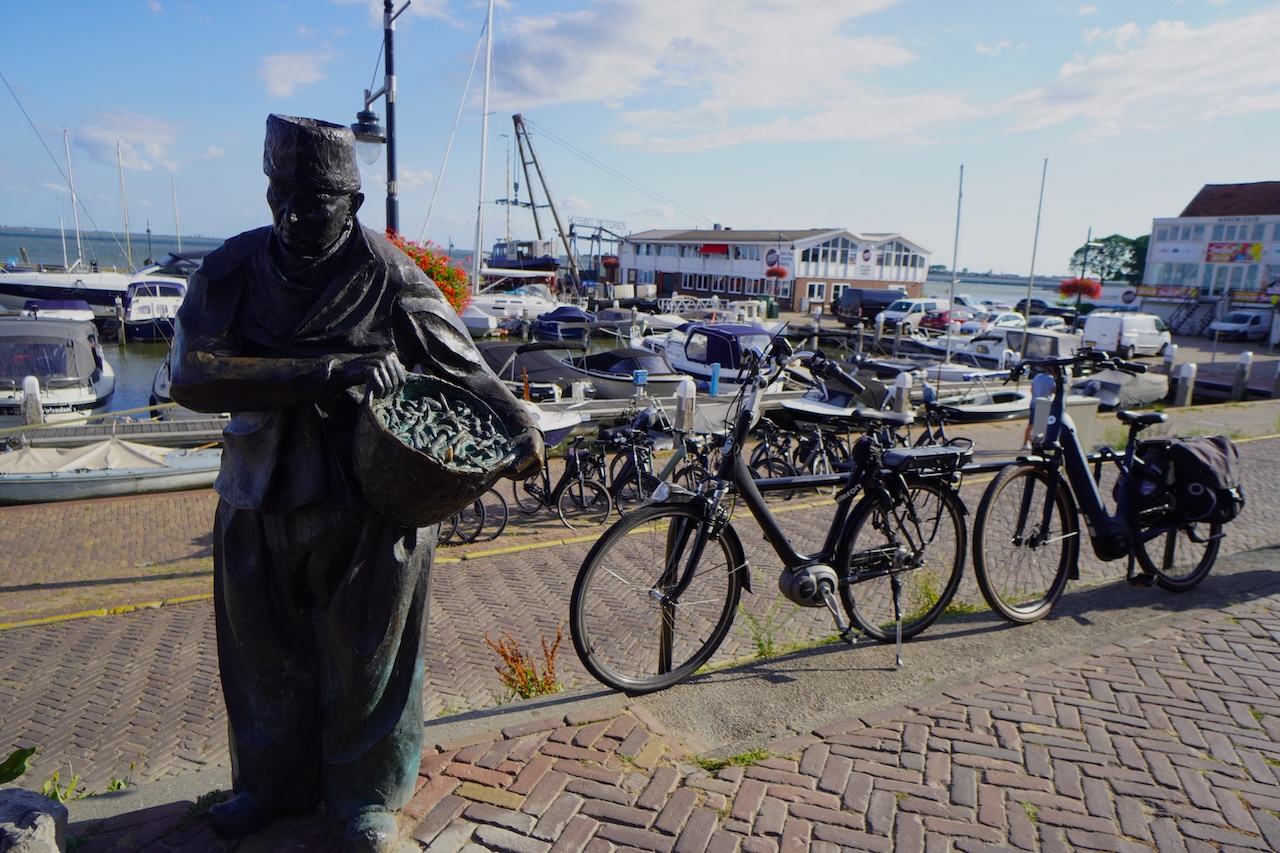 Visserman van Volendam fisherman statue overlooking Volendam harbour